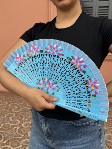 abanico de 23 centimetros celeste pintado a mano
