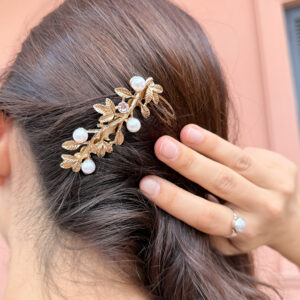 Peineta de metal con perlas
